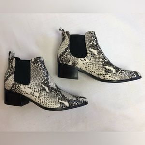 NWOT Blondo Emelia Waterproof Chelsea Snakeskin Boots